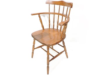 Vintage massief houten rustieke Windsor stoel in koloniale stijl, vroeg-Amerikaanse stijl met kamvormige rugleuning.