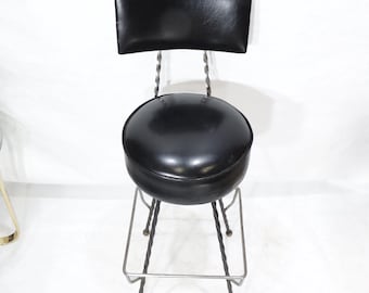 Vintage modernistische stoel met draaibare zitting van zwart vinyl, zware gedraaide ijzeren poten, Umanoff-stijl