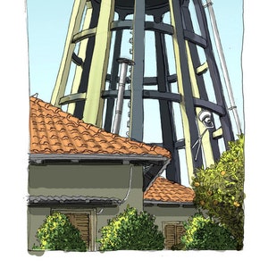 Puede incluir: Una alta torre de agua gris con una estructura de celosía amarillo-marrón se alza contra un cielo azul. Un edificio con techo de tejas rojas y árboles verdes delante está en primer plano.