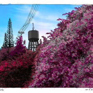 Puede incluir: Una ilustración de acuarela de una torre de agua con un cielo azul y árboles rosados y morados en primer plano.