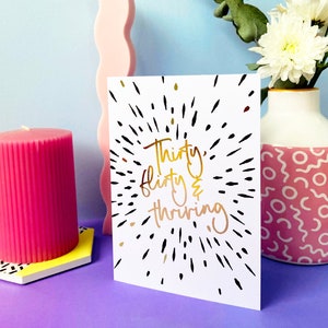 Dreißig Flirty and Thriving 30th Birthday Card mit Echter Goldfolie.