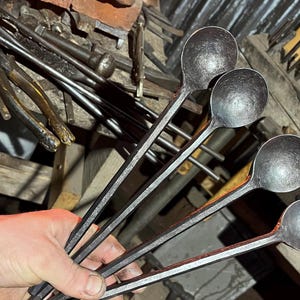 Cuchara de acero forjada a mano, mango largo, sencilla, rústica, para cocinar o acampar.