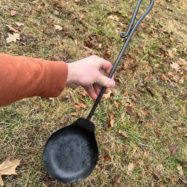 Hand forged iron long handled egg skillet