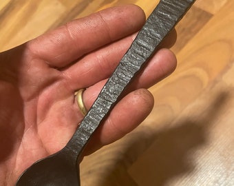Suppenlöffel, handgeschmiedeter Stahl, rustikaler Stil.