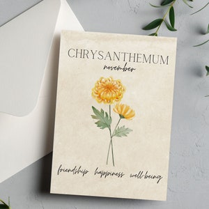 K&ouml;nnte beinhalten: Eine Karte mit einer Aquarell-Illustration einer gelben Chrysanthemenblume. Die Karte lautet "Chrysantheme, November, Freundschaft, Gl&uuml;ck, Wohlbefinden".