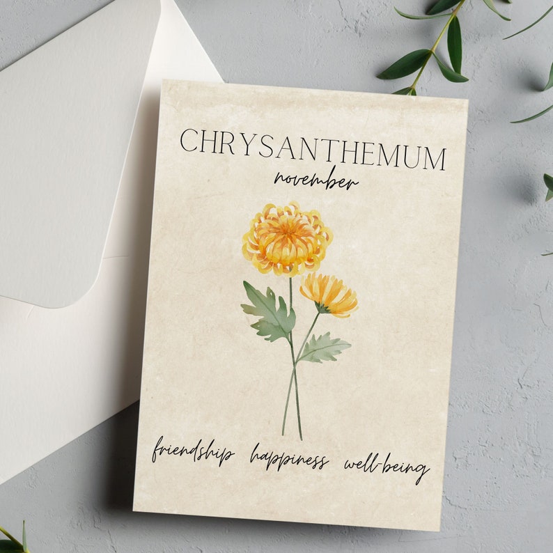 K&ouml;nnte beinhalten: Eine Karte mit einer Aquarell-Illustration einer gelben Chrysanthemenblume. Die Karte lautet "Chrysantheme, November, Freundschaft, Gl&uuml;ck, Wohlbefinden".
