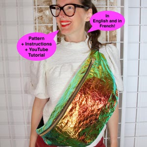 Pode incluir: Uma pochete holográfica com zíper dourado é usada sobre o ombro. A bolsa reflete cores verdes, laranja e dourado. O texto em um balão rosa diz "Pattern + Instructions + YouTube Tutorial."