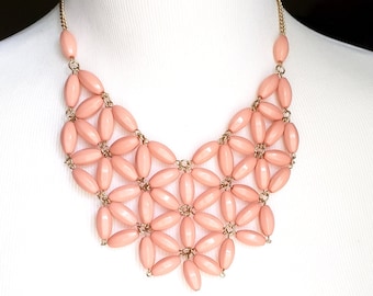 Collar de declaración de babero rosa salmón- Collar de burbujas- Collar de babero de panal de coral de melocotón- Collar de bibb de melocotón- Collar de coral- Collar rosa