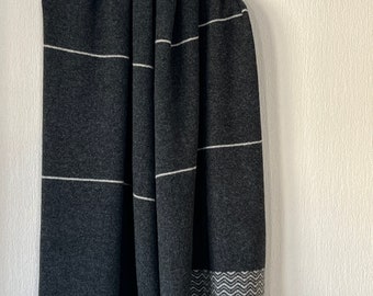 Schal/Tuch groß aus Merino Lammswolle wickeltuch in hellbraun und mohnrot