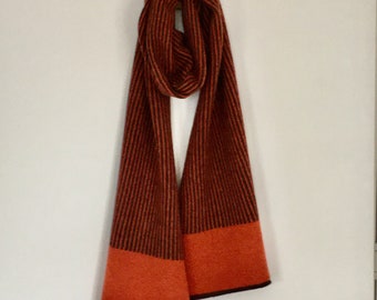 Bufanda - suave bufanda a rayas de lana de cordero merino en marrón nogal y naranja brasa