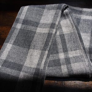 カシミヤ/メリノウール混紡タータンチェック柄ユニセックススカーフ、ネパール製、カシミヤ30％/メリノウール70％混紡、アクセサリー - Tweedles 画像 1