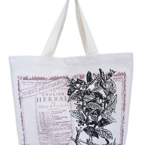 Op de afbeelding: Een witte canvas tote bag met een zwart-witte illustratie van een plant. De tas heeft een roze en wit vintage ontwerp met de tekst "The English Herbal or. History of Plants" erop gedrukt.