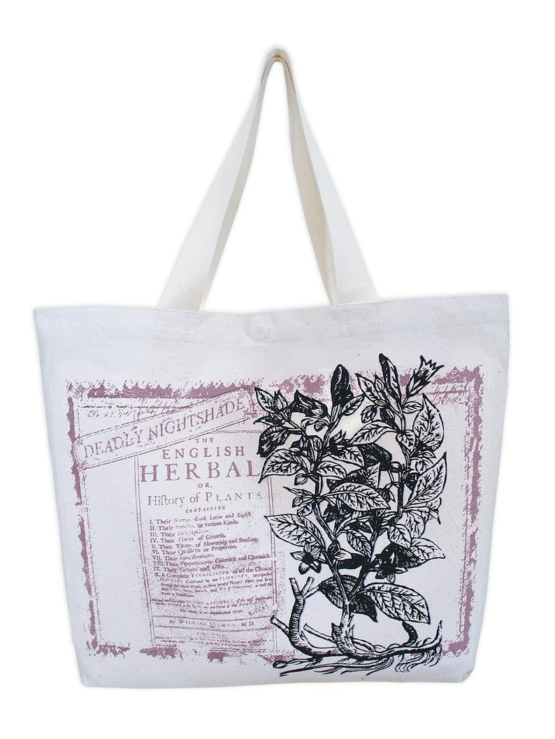 Op de afbeelding: Een witte canvas tote bag met een zwart-witte illustratie van een plant. De tas heeft een roze en wit vintage ontwerp met de tekst "The English Herbal or. History of Plants" erop gedrukt.