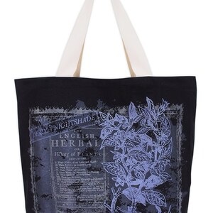 Op de afbeelding: Zwarte canvas tote bag met witte banden en een vintage botanische print met een blauwe illustratie van dodelijke nachtschade en de tekst "The English Herbal or, History of Plants".