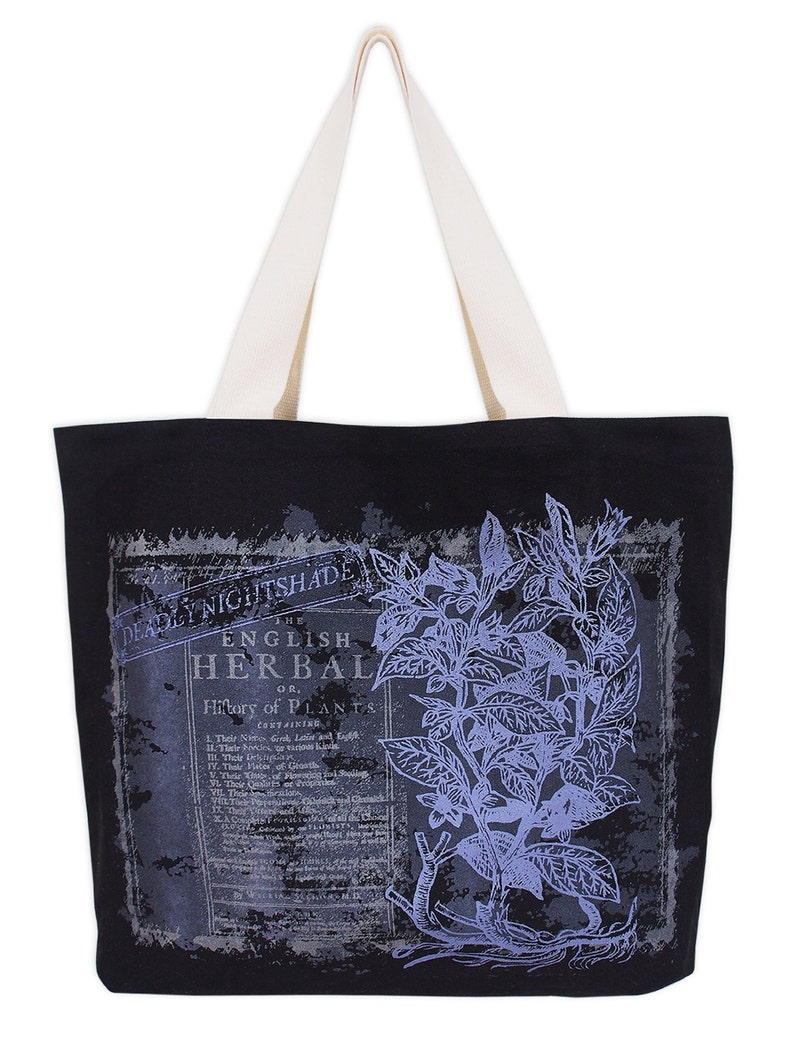 Op de afbeelding: Zwarte canvas tote bag met witte banden en een vintage botanische print met een blauwe illustratie van dodelijke nachtschade en de tekst "The English Herbal or, History of Plants".