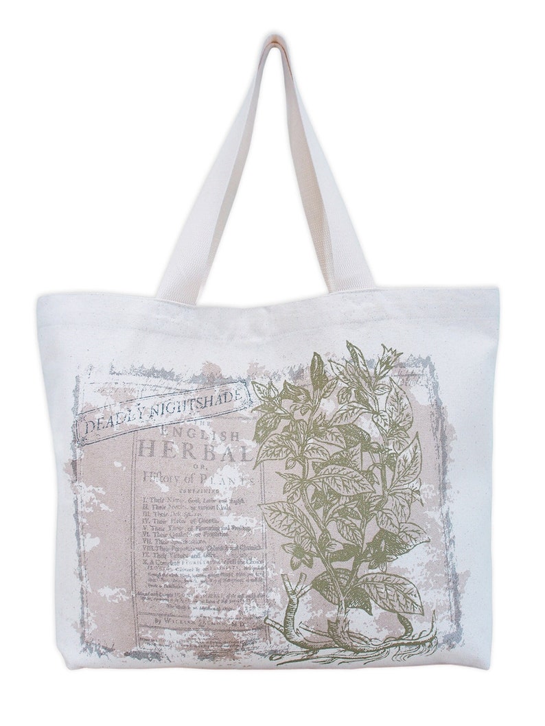 Op de afbeelding: Een witte canvas tote bag met een vintage botanische illustratie van een plant met groene bladeren en een bruine stengel. De tekst "English Herbal" en "Deadly Nightshade" staat op de tas gedrukt.