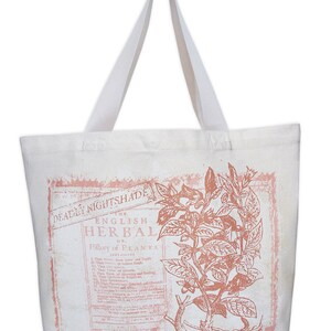 Op de afbeelding: Een witte canvas tote bag met een roze print van een plantenillustratie en tekst die luidt "Deadly Nightshade The English Herbal or History of Plants".