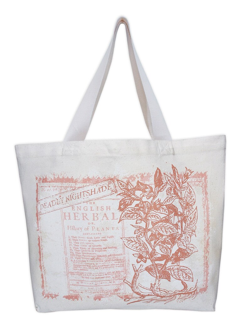 Op de afbeelding: Een witte canvas tote bag met een roze print van een plantenillustratie en tekst die luidt "Deadly Nightshade The English Herbal or History of Plants".
