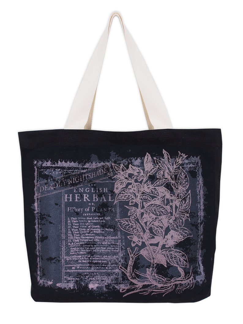 Op de afbeelding: Zwarte canvas tote bag met een vintage botanische illustratie van Belladonna, ook bekend als Doodsklokje, en tekst die "The English Herbal or, History of Plants" luidt.