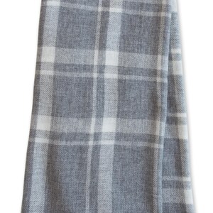 カシミヤ/メリノウール混紡タータンチェック柄ユニセックススカーフ、ネパール製、カシミヤ30％/メリノウール70％混紡、アクセサリー - Tweedles Light Grey Tartan
