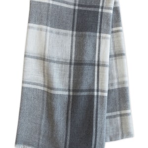 カシミヤ/メリノウール混紡タータンチェック柄ユニセックススカーフ、ネパール製、カシミヤ30％/メリノウール70％混紡、アクセサリー - Tweedles Multi Grey Tartan