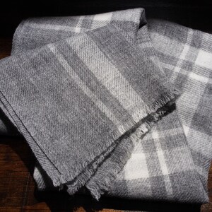 カシミヤ/メリノウール混紡タータンチェック柄ユニセックススカーフ、ネパール製、カシミヤ30％/メリノウール70％混紡、アクセサリー - Tweedles 画像 4