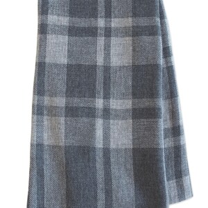 カシミヤ/メリノウール混紡タータンチェック柄ユニセックススカーフ、ネパール製、カシミヤ30％/メリノウール70％混紡、アクセサリー - Tweedles Dark Grey Tartan