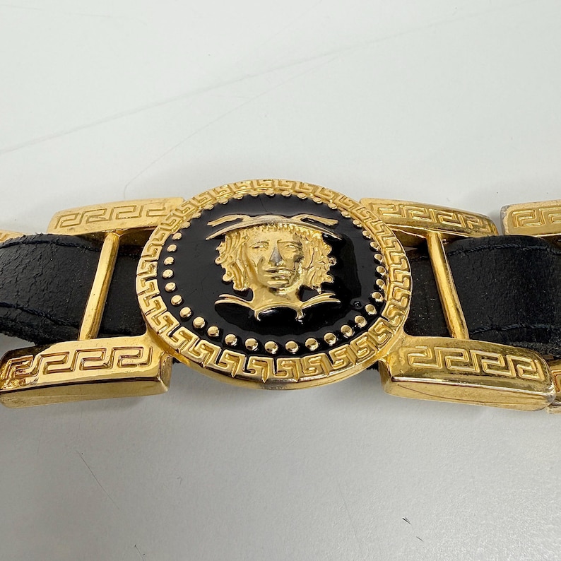 Cinturón Medusa vintage de los años 90, estilo retro unisex + Sin etiqueta de talla + Inspirado en Versace + Cuero negro + Metal dorado y negro + Ajustable + Accesorio imagen 17