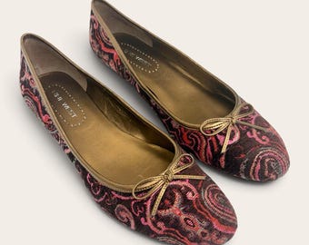 Vintage Nine West Tapestry Kitten Heel Flats 2000s Retro Womens Size 8 + Paisley Print + Pink and Black + Bronze Leather Trim and Bow