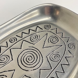 Vintage Wilton Tray Retro 1990s Contemporary Armetale Reggae Silver Metal Etched Design Catchall Ring Dish Modern Home Decor image 5