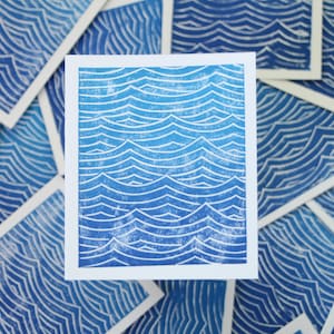Biglietto - Stampa delle onde dell'oceano con taglio su linoleum fatto a mano - oceano, spiaggia, surf, surfista, costiero, nautico, incisione, stampa a blocchi, taglio su linoleum