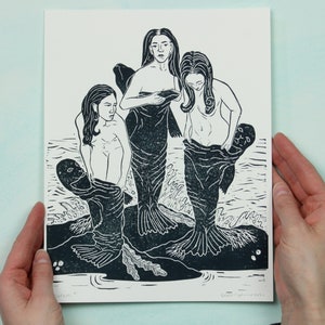 Selkies Linolschnitt mit der Darstellung von Selkies die ihre Robbenfelle aufziehen um in den Ozean zu springen Folklore, handmade, handmade White Paper