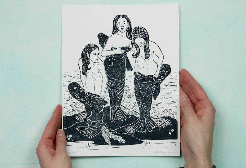 Selkies Imprimé lino découpé représentant des selkies mettant leur peau de phoque pour sauter dans l'océan folklore, peuple phoque, fait main White Paper