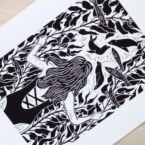 Selkie Gathering - handgedruckter Linoldruck / Druck, der eine Frau unter Wasser zeigt, die durch den Seetang schaut, um die Robben zu sehen - Strand, Surfen