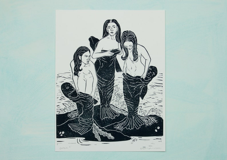 Selkies Linolschnitt mit der Darstellung von Selkies die ihre Robbenfelle aufziehen um in den Ozean zu springen Folklore, handmade, handmade Bild 4