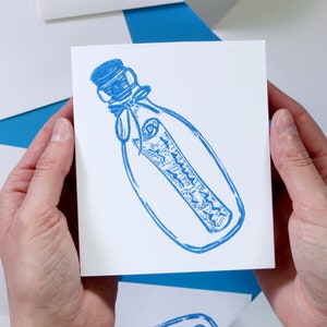 Carte imprimée découpée en lino - carte imprimée à la main avec un message dans une bouteille - océan, plage, nautique, côtier, cadeau, oeuvre d'art
