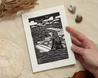 Summer Days - linogravure imprimée à la main représentant un surfeur attendant une vague - nage, surf, gravure, fait main