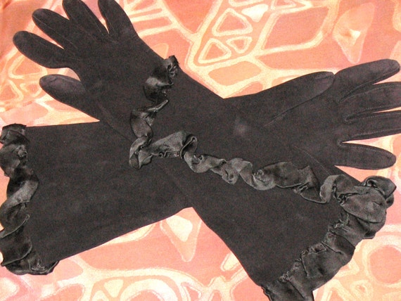 1950s Gloves, 1960s Black Suede Gloves with Satin… - image 2