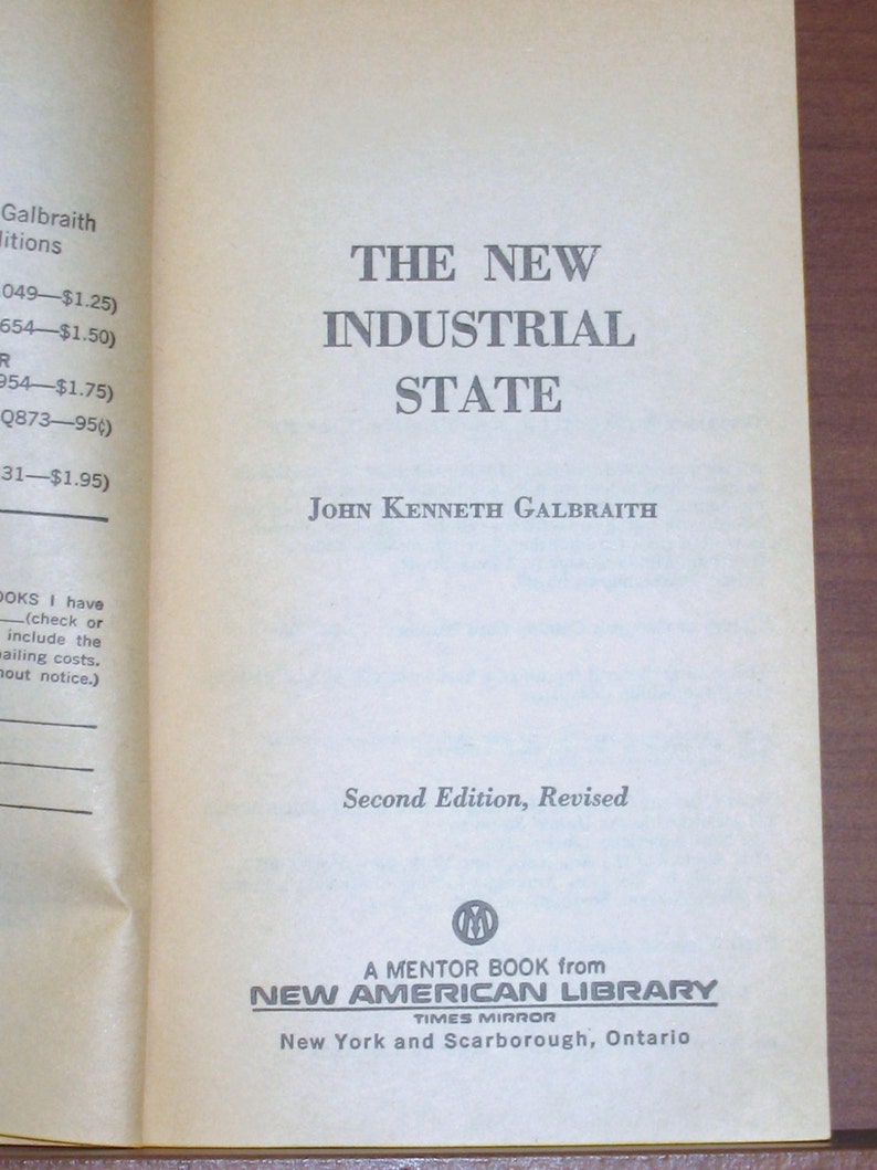 以下が含まれることがあります： ジョン・ケネス・ガルブレイス著「The New Industrial State」のペーパーバック版の表紙。この本は、ニュー・アメリカン・ライブラリー、タイムズ・ミラーのメンター・ブックです。改訂版の第2版です。