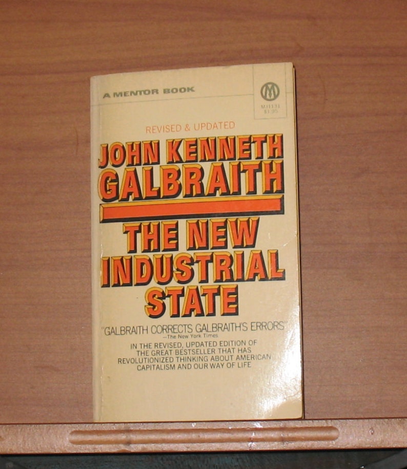 以下が含まれることがあります： ジョン・ケネス・ガルブレイス著「The New Industrial State」のタイトルが書かれた、黄色とオレンジの表紙のメンター・ブックのペーパーバック。本の表紙には、「Revised & Updated」と「Galbraith Corrects Galbraith's Errors - The New York Times」のテキストも含まれています。