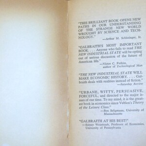 以下が含まれることがあります： 白い背景に黒い文字で書かれた本の表紙。本のタイトルは「The New Industrial State」で、著者はジョン・ケネス・ガルブレイス。表紙には、さまざまな著者や出版物からの本の引用がいくつか掲載されている。