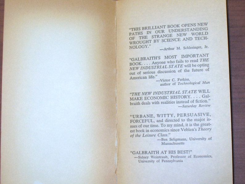 以下が含まれることがあります： 白い背景に黒い文字で書かれた本の表紙。本のタイトルは「The New Industrial State」で、著者はジョン・ケネス・ガルブレイス。表紙には、さまざまな著者や出版物からの本の引用がいくつか掲載されている。
