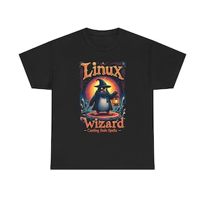Pode incluir: Camiseta preta com um desenho de pinguim de desenho animado vestido de mago, segurando uma lanterna. O design inclui as palavras "Linux Wizard - Casting Sudo Spells" em uma fonte estilizada, em um fundo colorido de fantasia.