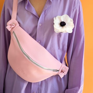 Women&#39;s leather fanny pack