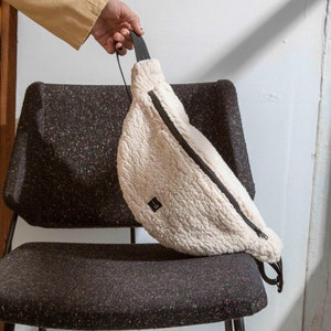 Gürteltasche, Brusttasche, recyceltes ecrufarbenes Kunstfell