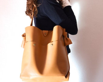 Leather handbag for woman in camel colors