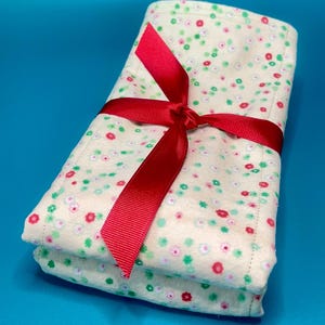 げっぷ布、赤ちゃんの必需品、巣立ちパーティーギフト、ベビーシャワーギフト、赤ちゃんの贅沢ギフト、最高の赤ちゃんギフト、赤ちゃんの贅沢、女の子の赤ちゃん、花