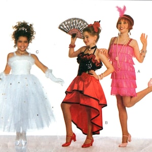 Peut inclure: Un patron de couture pour trois costumes différents : une robe en tulle blanc avec une bordure en fourrure, une robe de style flamenco rouge et noire et une robe de flapper rose à franges. Le patron est de Butterick et le numéro de patron est 3660.