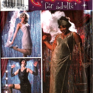 Peut inclure: Patron de costume Simplicity pour adultes, avec trois femmes en robes de style Charleston. Le patron comprend les tailles 14, 16, 18 et 20. L'image contient le texte "Costumes for adults" dans une police décorative.