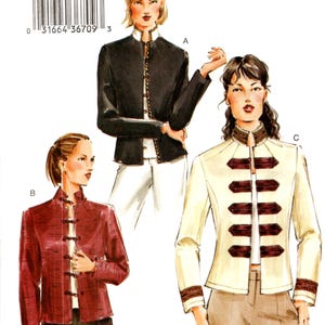 Peut inclure: Un patron de couture pour trois vestes différentes. Les vestes ont un col mandarin et sont fermées par des boutons. Le patron est de Vogue Patterns et est pour les tailles 12, 14 et 16.